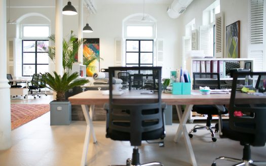 Chaises disposées autour d’une table dans un intérieur moderne.